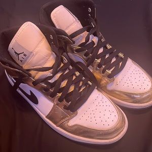 Jordan 1 Mid White Metallic Gold